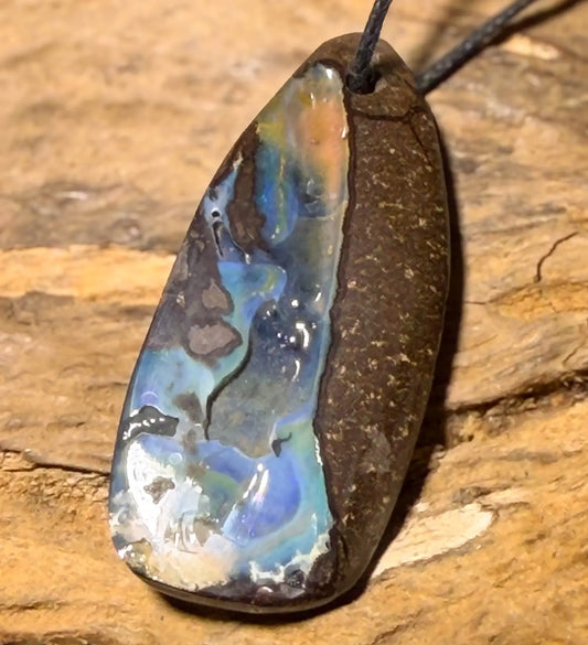 boulder-opal-edelstein-trommelstein-schmuck-anhaenger-kette-collier-heilstein-200826