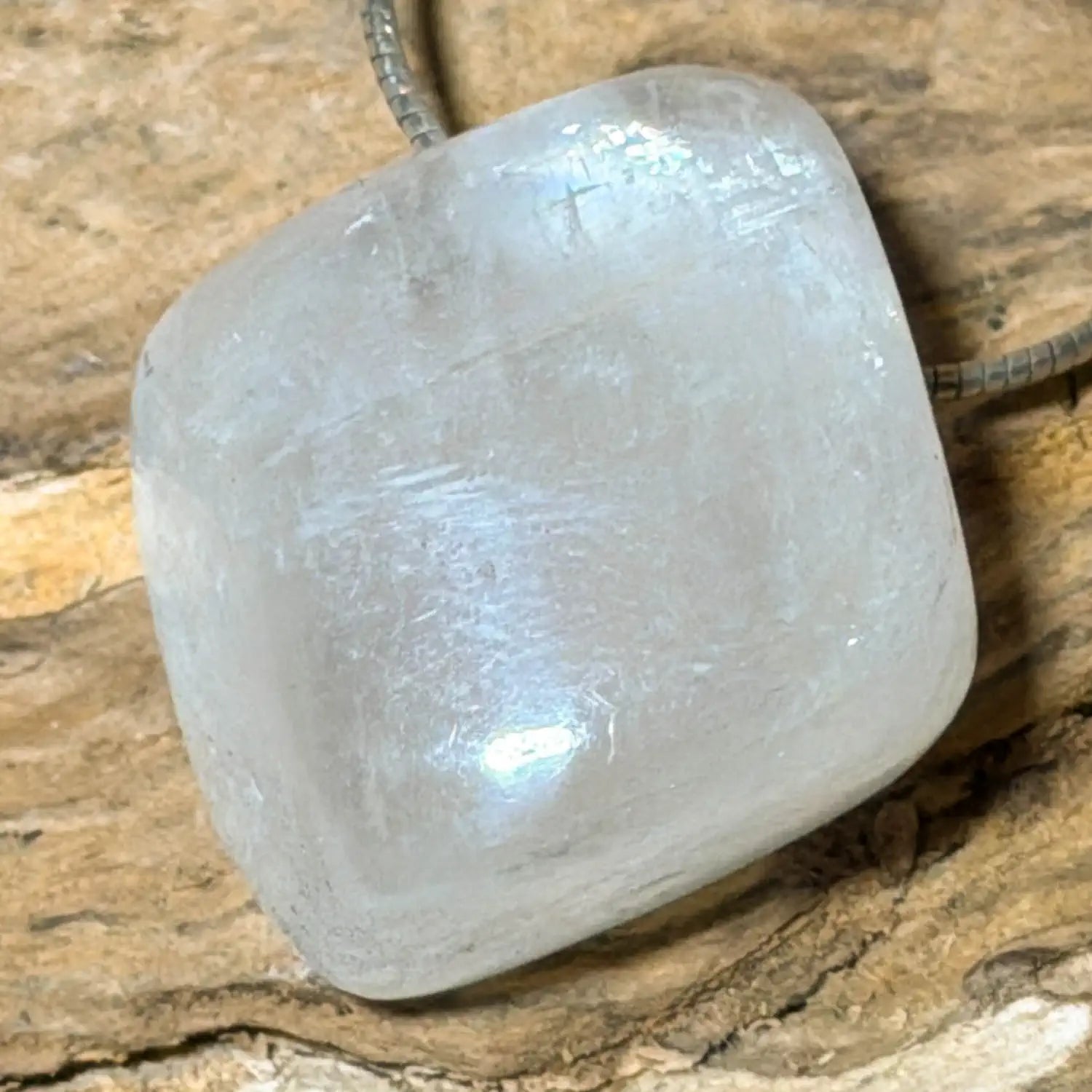 calcit-weiss-edelstein-schmuck-ketten-anhaenger-heilstein-trommelstein-seelensteinchen-060526