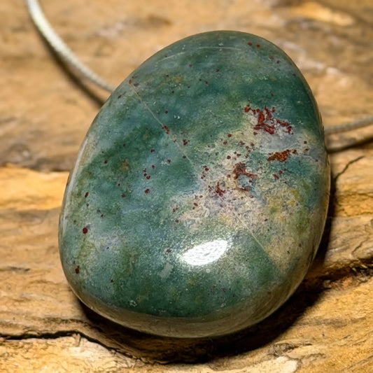 chalcedon-edelstein-schmuck-ketten-anhaenger-collier-trommelstein-seelensteinchen-040826