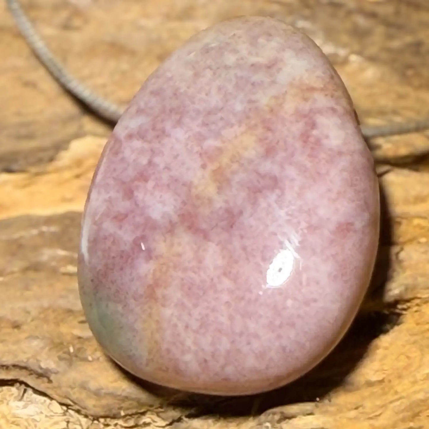 chalcedon-edelstein-schmuck-ketten-anhaenger-collier-trommelstein-seelensteinchen-060826