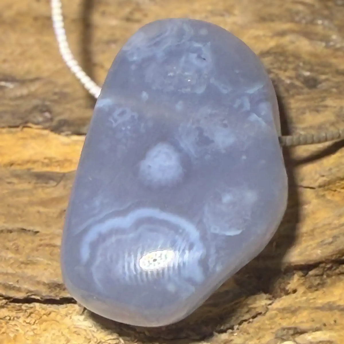 chalcedon-edelstein-schmuck-ketten-anhaenger-collier-trommelstein-seelensteinchen-130826