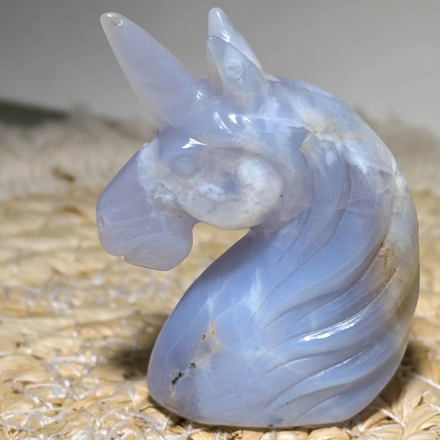 chalcedon-einhorn-gravur-edelstein-handschmeichler-massage-seifenstein-020726