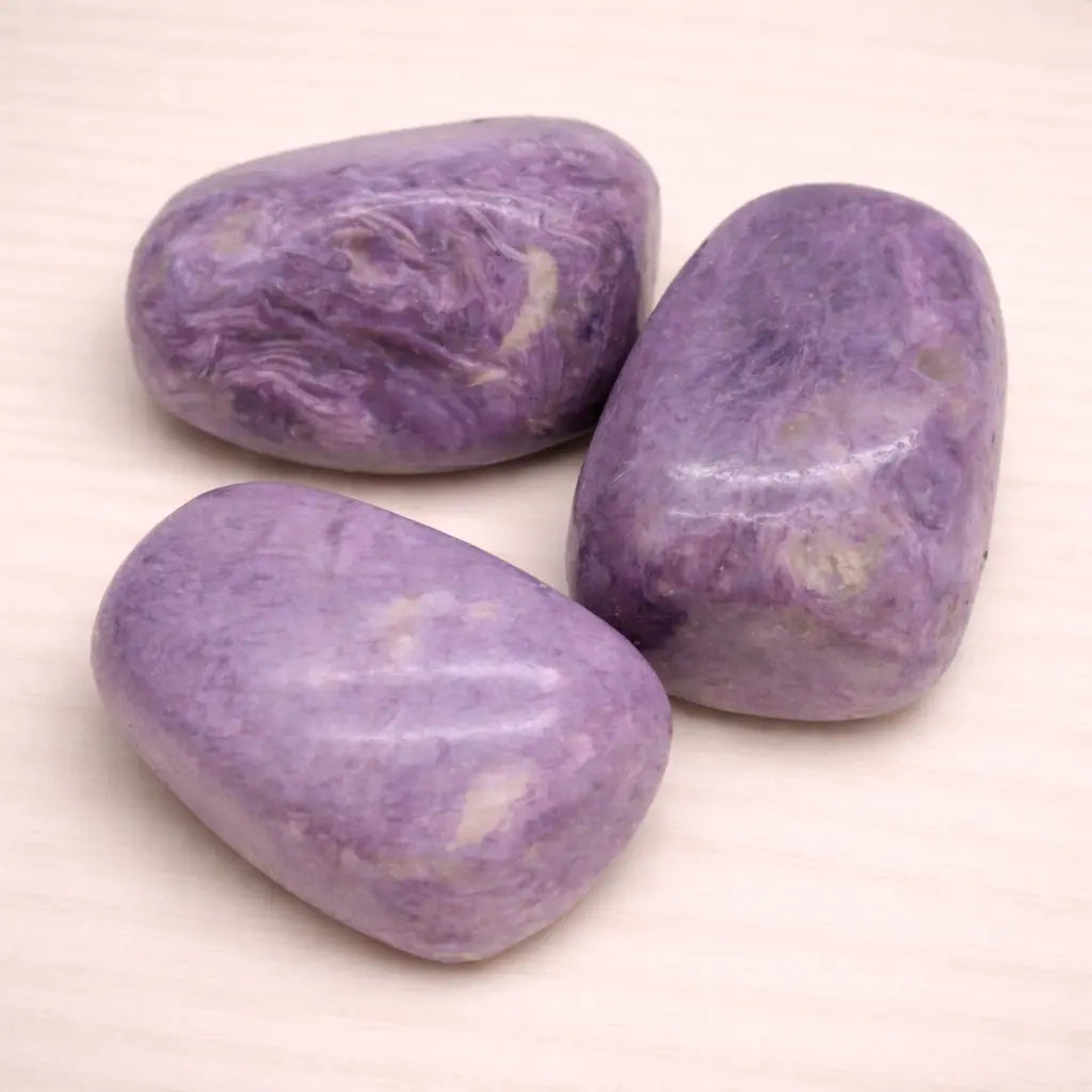 charoit-edelstein-trommelstein-handschmeichler-entspannung-massage-chakra-seelensteinchen