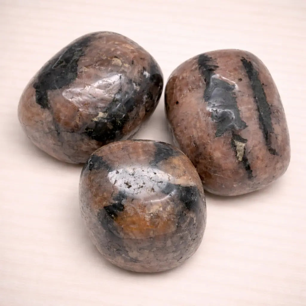 chiastolith-edelstein-trommelstein-handschmeichler-entspannung-massage-chakra-seelensteinchen