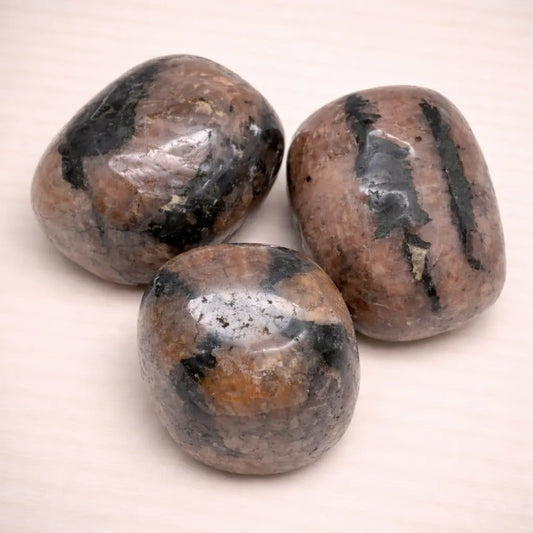chiastolith-edelstein-trommelstein-handschmeichler-entspannung-massage-chakra-seelensteinchen
