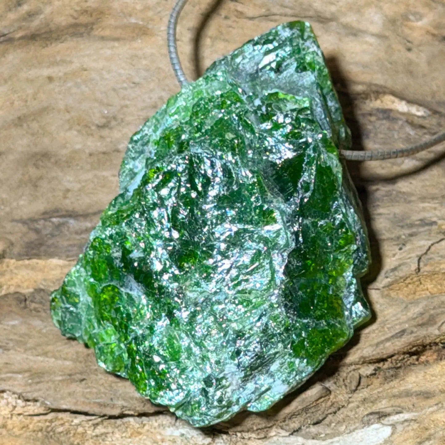 chromdiopsid-edelstein-schmuck-ketten-anhaenger-heilstein-trommelstein-seelensteinchen-060526