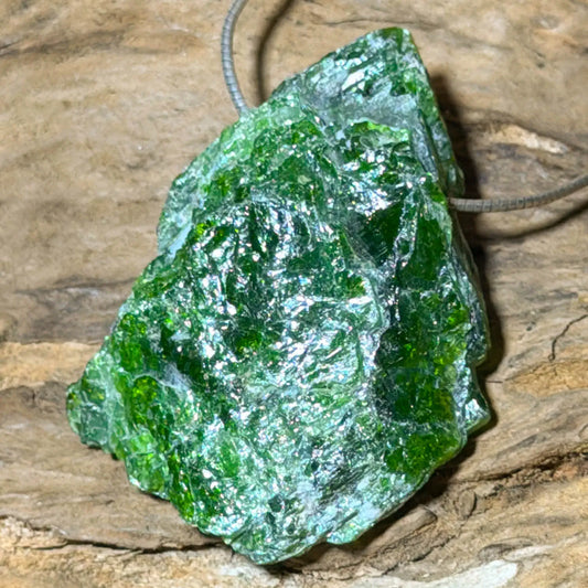 chromdiopsid-edelstein-schmuck-ketten-anhaenger-heilstein-trommelstein-seelensteinchen-060526