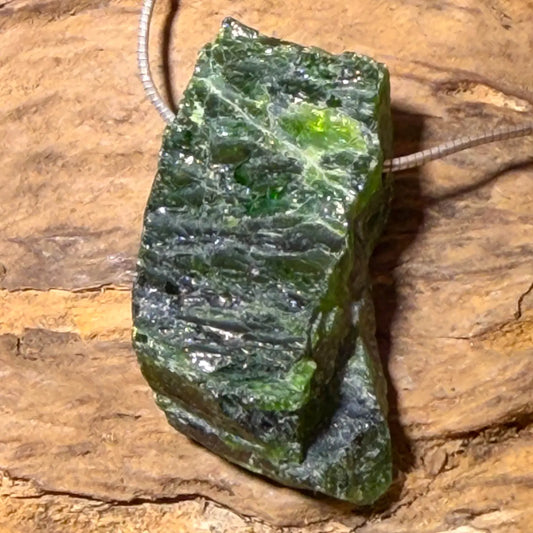 chromdiopsid-edelstein-trommelstein-schmuck-ketten-anhaenger-heilstein-seelensteinchen-2
