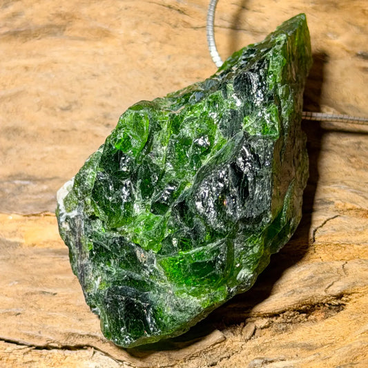 chromdiposid-edelstein-schmuck-ketten-anhaenger-heilstein-trommelstein-seelensteinchen-080426