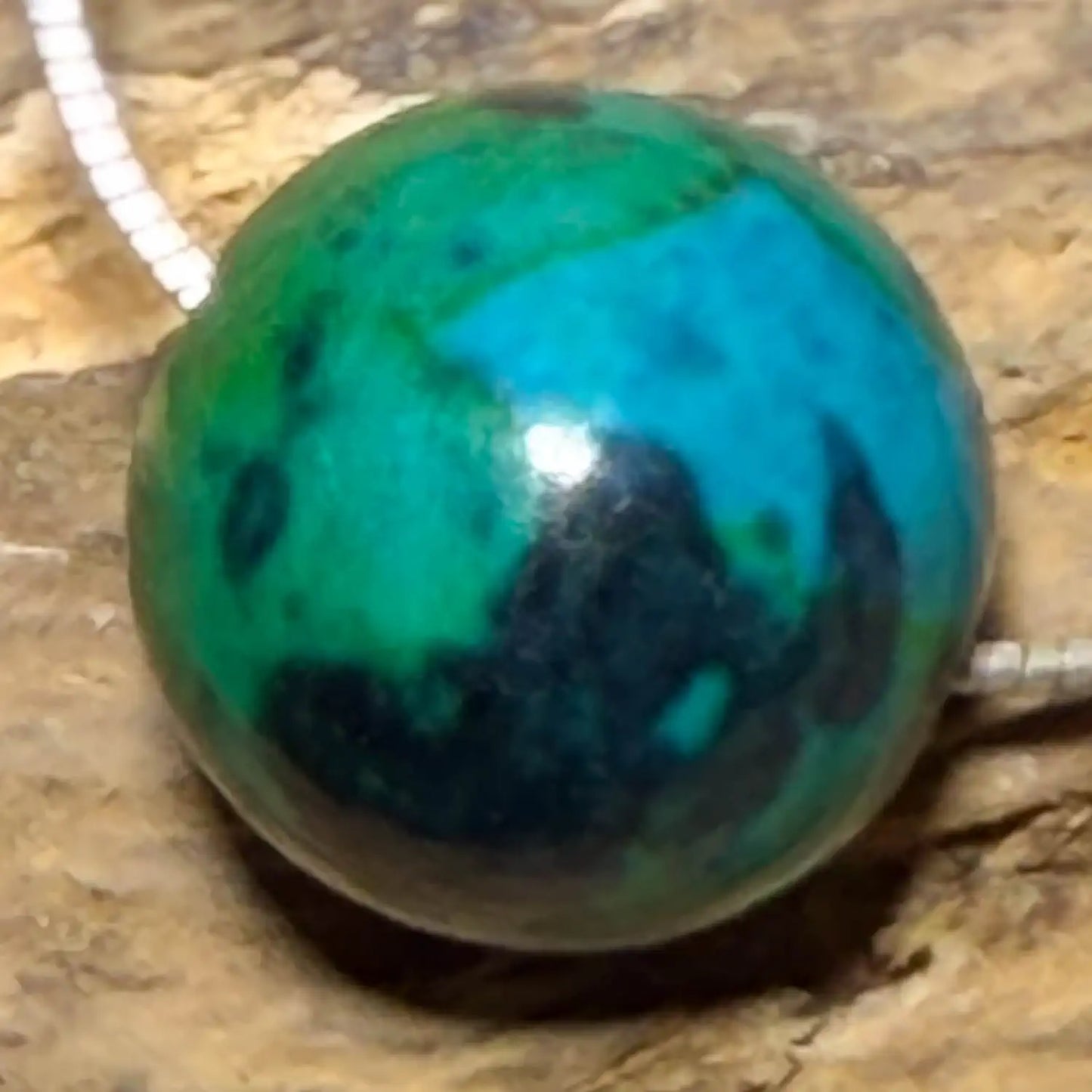 chrysokoll-edelstein-schmuck-ketten-anhaenger-collier-trommelstein-seelensteinchen-030826