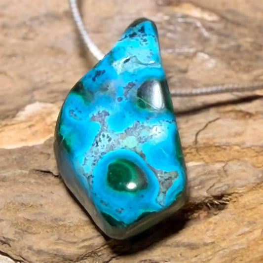 chrysokoll-malachit-edelstein-schmuck-ketten-anhaenger-collier-trommelstein-seelensteinchen-030826