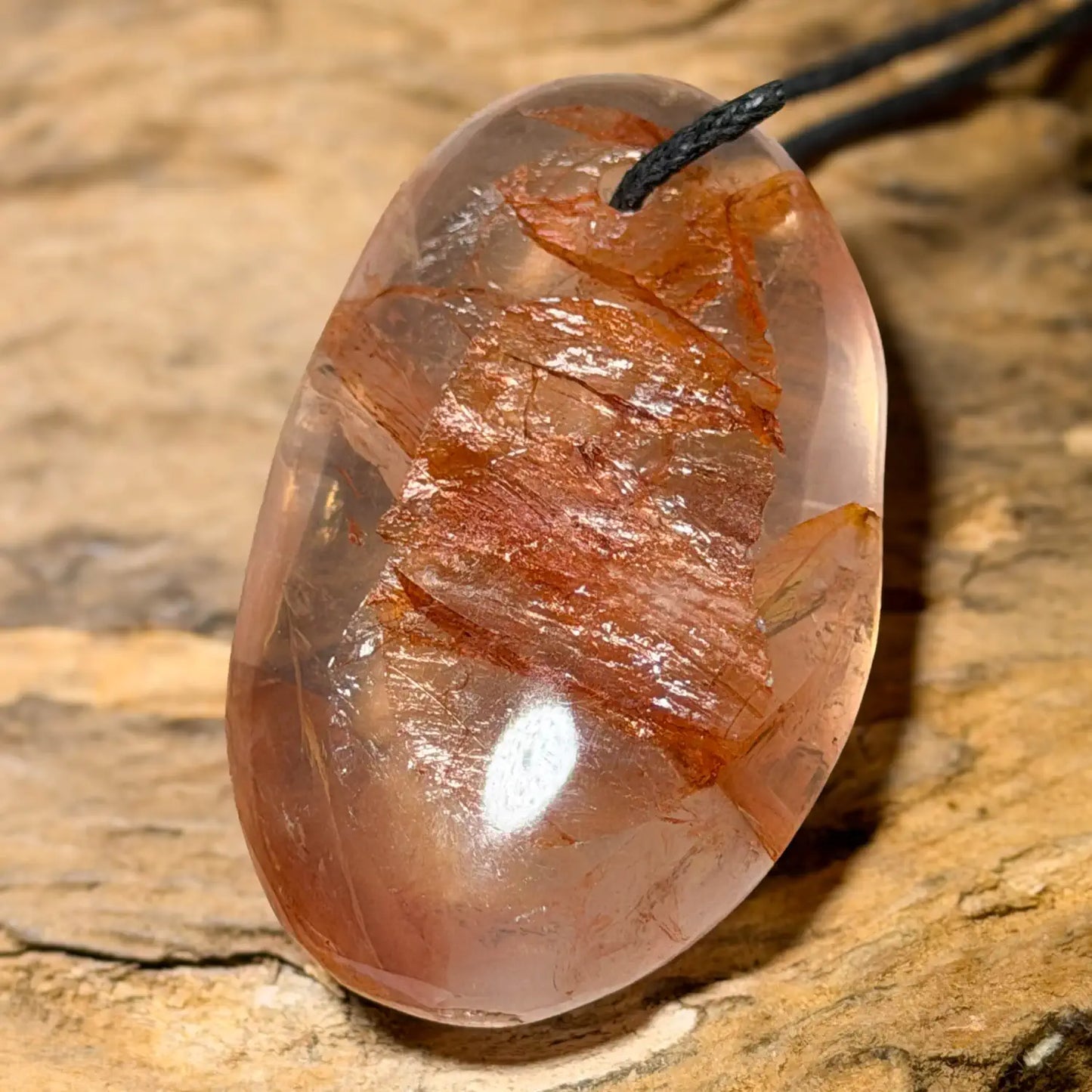 erdbeerquarz-edelstein-trommelstein-schmuck-ketten-anhaenger-heilstein-010726