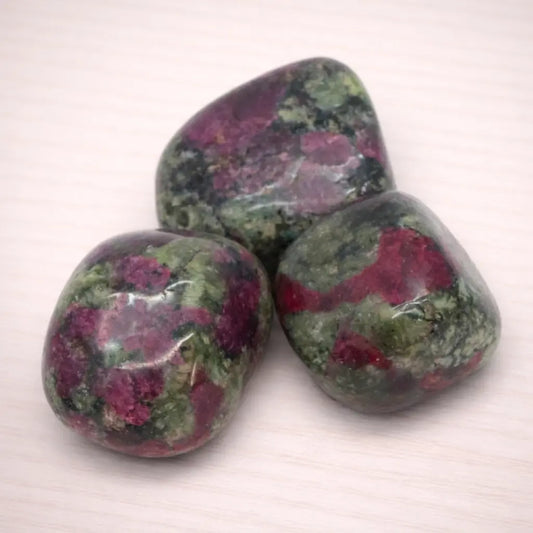 eudialyt-edelstein-trommelstein-handschmeichler-entspannung-massage-chakra-seelensteinchen