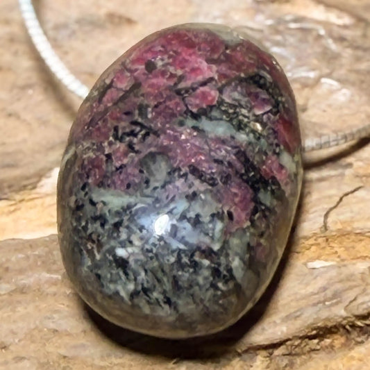 eudyalit-edelstein-schmuck-ketten-anhaenger-collier-trommelstein-seelensteinchen-030826