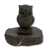 Schungit Eule Figur – Edelstein auf Schungitplatte (ca. 6 × 5 × 7 cm)