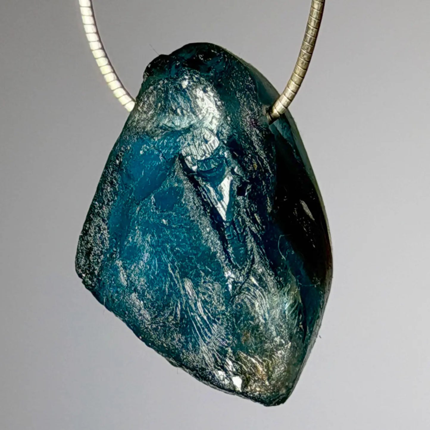 fluorit-blau-edelstein-schmuck-ketten-anhaenger-heilstein-trommelstein