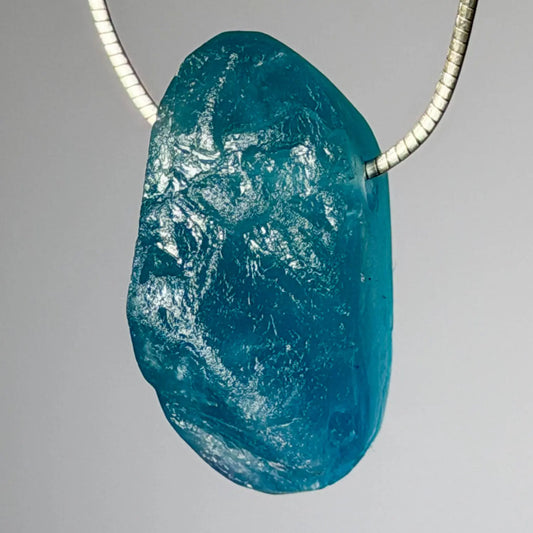 fluorit-blau-edelstein-schmuck-ketten-anhaenger-heilstein-trommelstein
