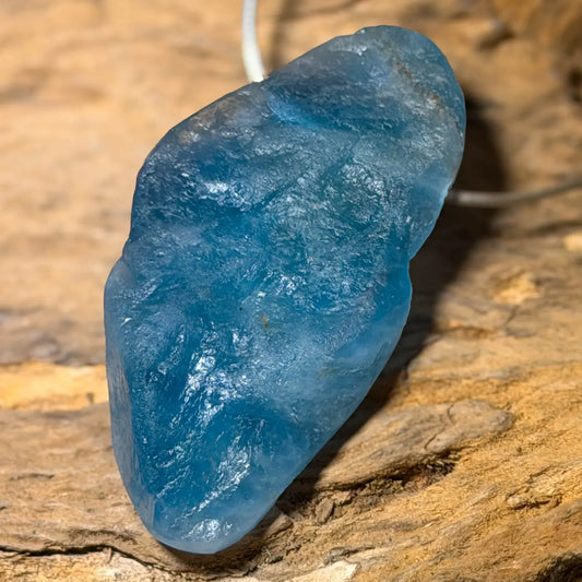 fluorit-blau-edelstein-schmuck-ketten-anhaenger-heilstein-trommelstein