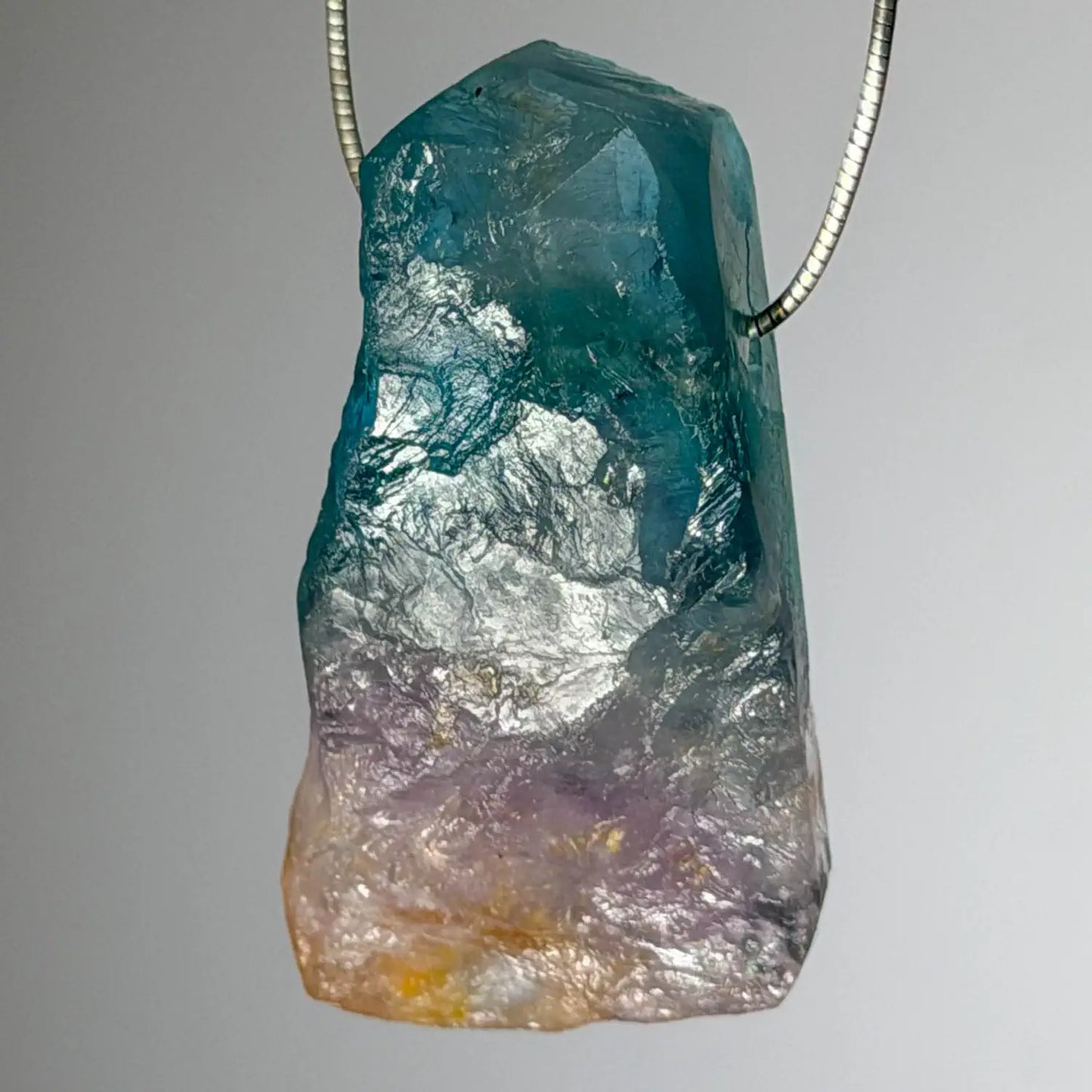 fluorit-blau-edelstein-schmuck-ketten-anhaenger-trommelstein-heilstein-seelensteinchen-120626-2