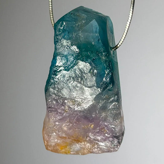 fluorit-blau-edelstein-schmuck-ketten-anhaenger-trommelstein-heilstein-seelensteinchen-120626-2