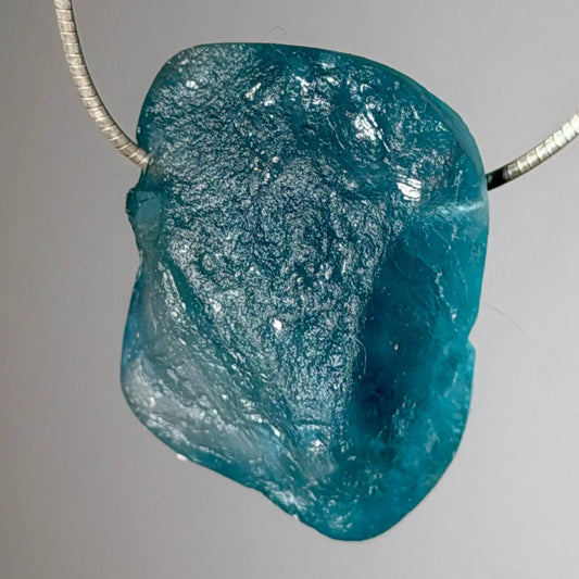 fluorit-blau-edelstein-schmuck-ketten-anhaenger-trommelstein-heilstein-seelensteinchen-120626