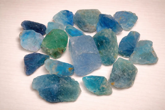 fluorit-edelstein-rohstein-handschmeichler-entspannung-massage-chakra-seelensteinchen