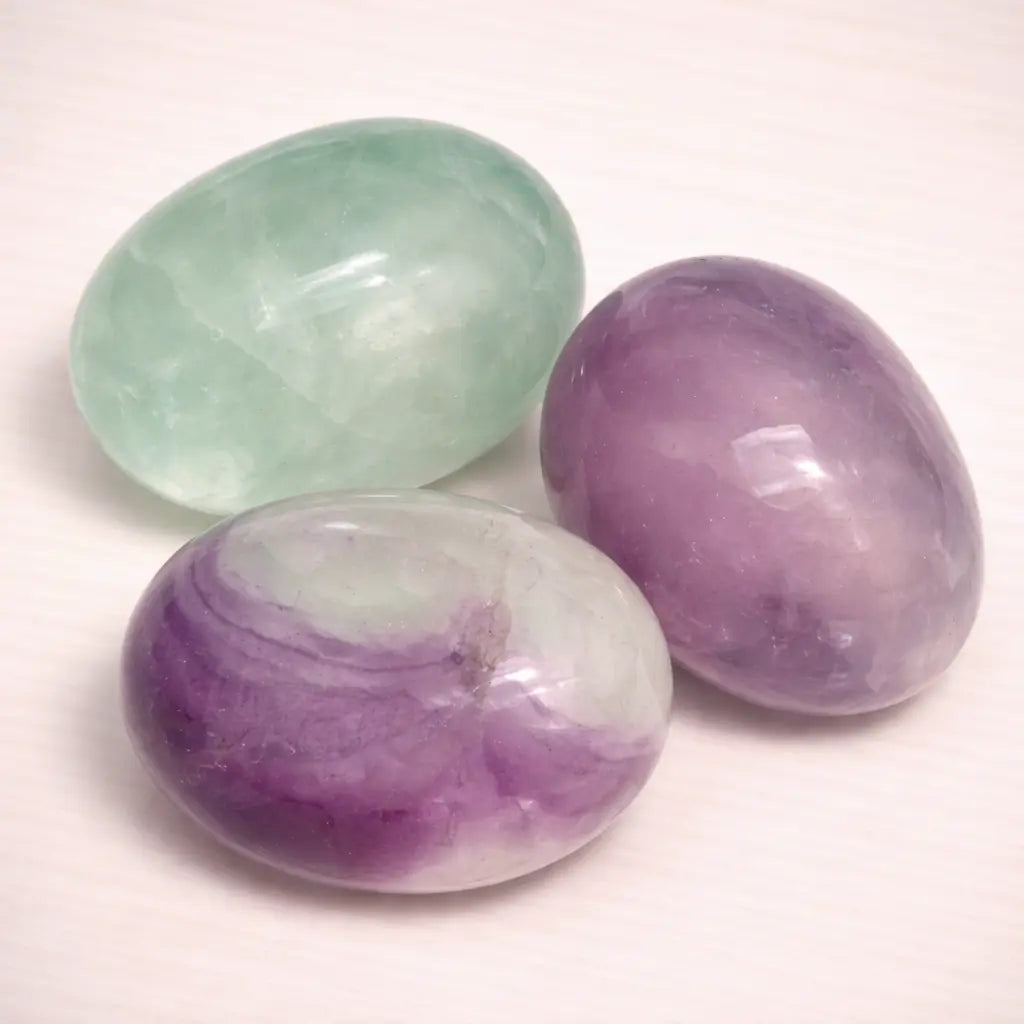 fluorit-edelstein-trommelstein-handschmeichler-entspannung-massage-chakra-seelensteinchen