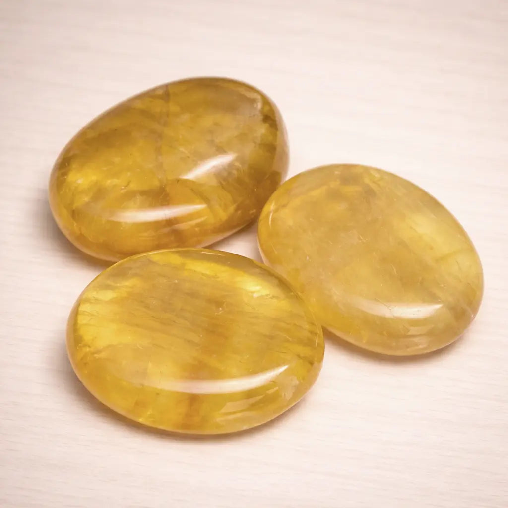 fluorit-gelb-edelstein-scheibenstein-handschmeichler-entspannung-massage-chakra-seelensteinchen