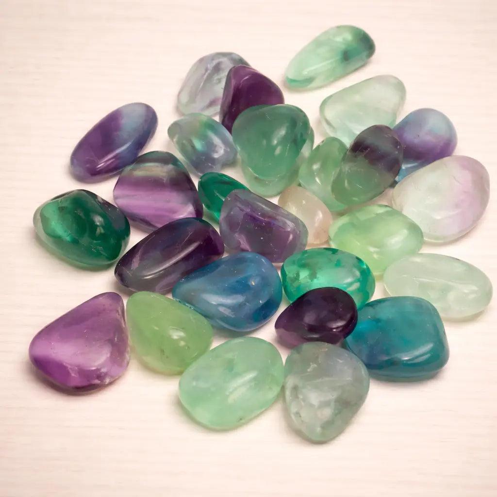 fluorit-mini-edelstein-trommelstein-handschmeichler-entspannung-massage-chakra-seelensteinchen