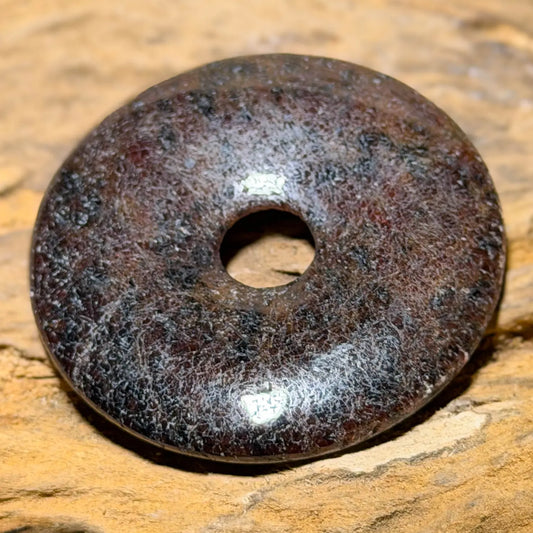 granat-edelstein-donut-pi-scheibe-schmuck-ketten-anhaenger-heilstein-seelensteinchen-060426