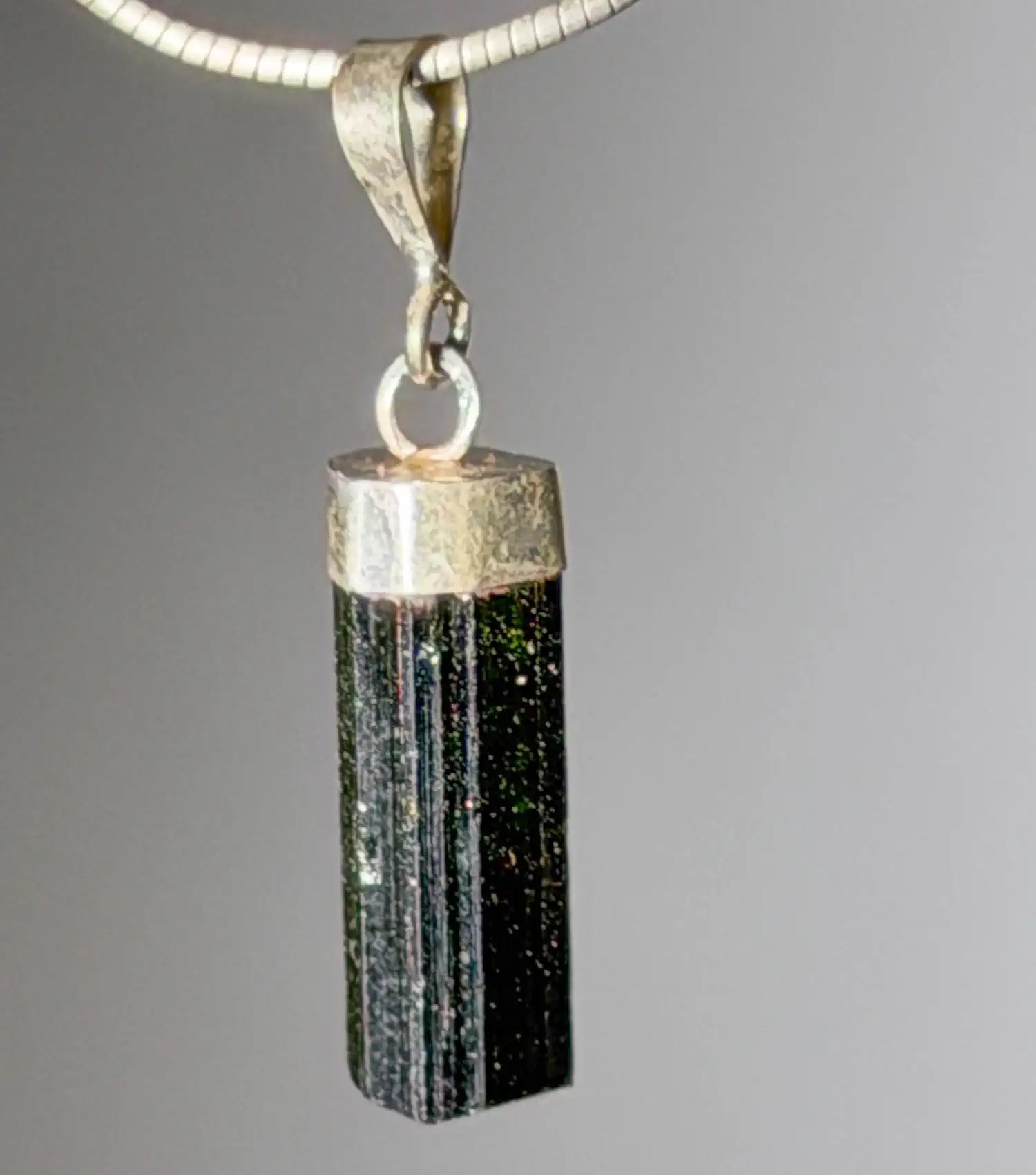 gruener-turmalin-edelstein-trommelstein-schmuck-ketten-anhaenger-heilstein-010726