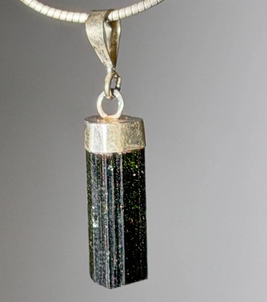 gruener-turmalin-edelstein-trommelstein-schmuck-ketten-anhaenger-heilstein-010726