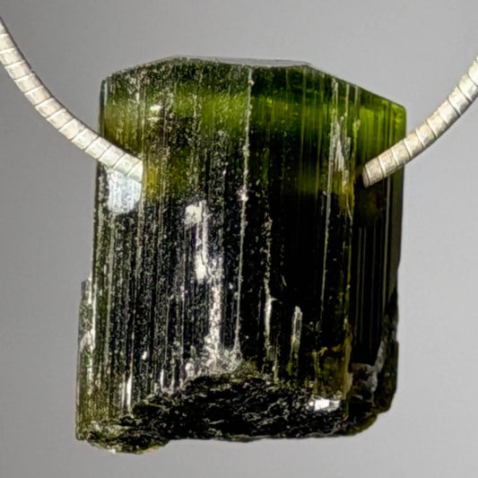 gruener-turmalin-verdigolith-edelstein-schmuck-ketten-anhaenger-collier-trommelstein-seelensteinchen-030826-2