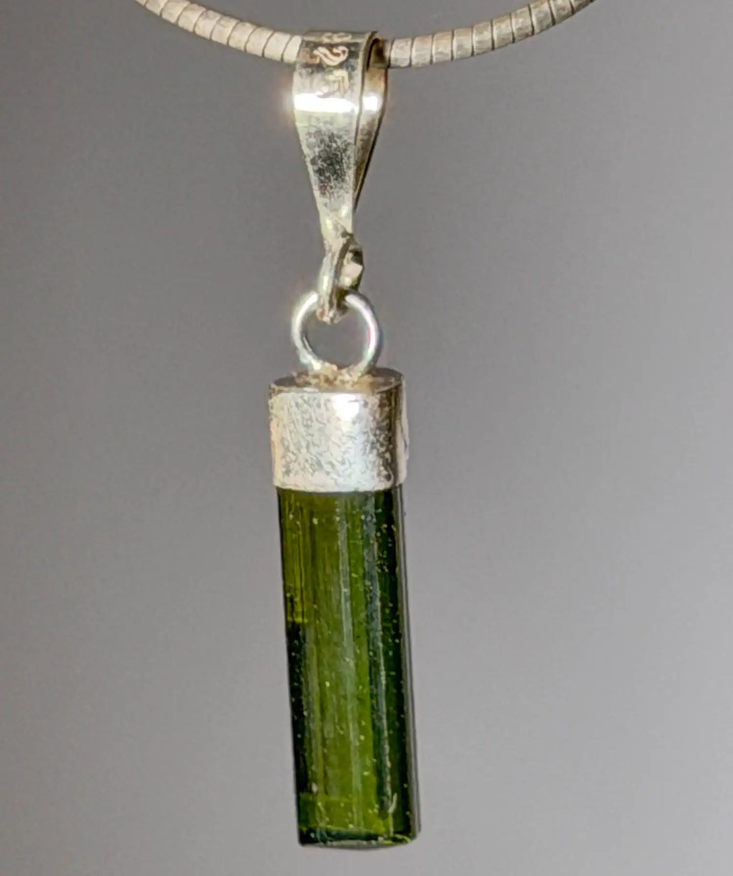 gruener-turmalin-verdigolith-edelstein-schmuck-ketten-anhaenger-collier-trommelstein-seelensteinchen-030826