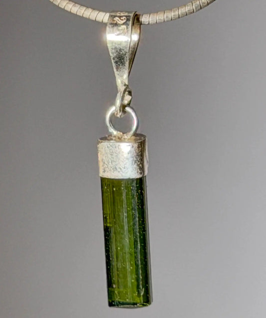 gruener-turmalin-verdigolith-edelstein-schmuck-ketten-anhaenger-collier-trommelstein-seelensteinchen-030826