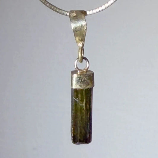 gruener-turmalin-verdigolith-edelstein-schmuck-ketten-anhaenger-collier-trommelstein-seelensteinchen-050826-2