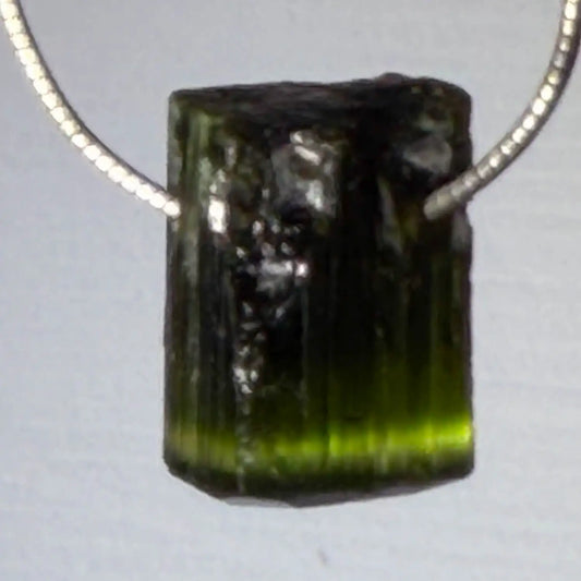 gruener-turmalin-verdigolith-edelstein-schmuck-ketten-anhaenger-collier-trommelstein-seelensteinchen-050826-3