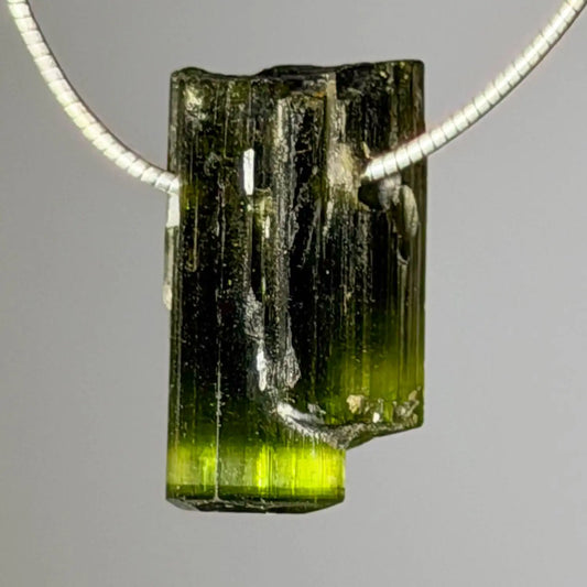 gruener-turmalin-verdigolith-edelstein-schmuck-ketten-anhaenger-collier-trommelstein-seelensteinchen-050826