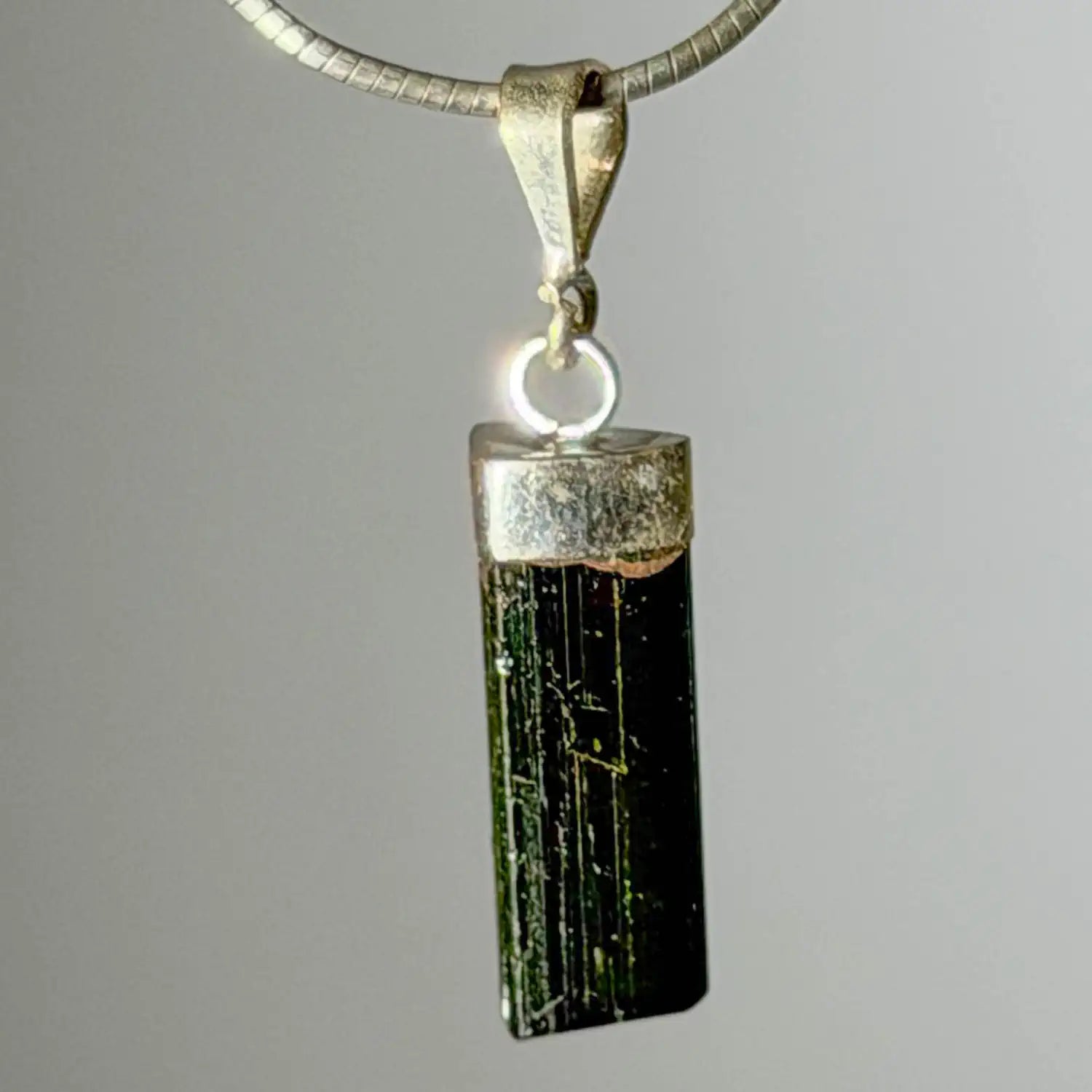 gruener-turmalin-verdigolith-edelstein-schmuck-ketten-anhaenger-collier-trommelstein-seelensteinchen-130826-2
