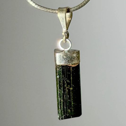 gruener-turmalin-verdigolith-edelstein-schmuck-ketten-anhaenger-collier-trommelstein-seelensteinchen-130826-2