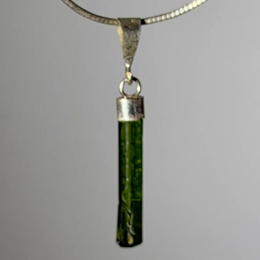 gruener-turmalin-verdigolith-edelstein-schmuck-ketten-anhaenger-collier-trommelstein-seelensteinchen-130826-3