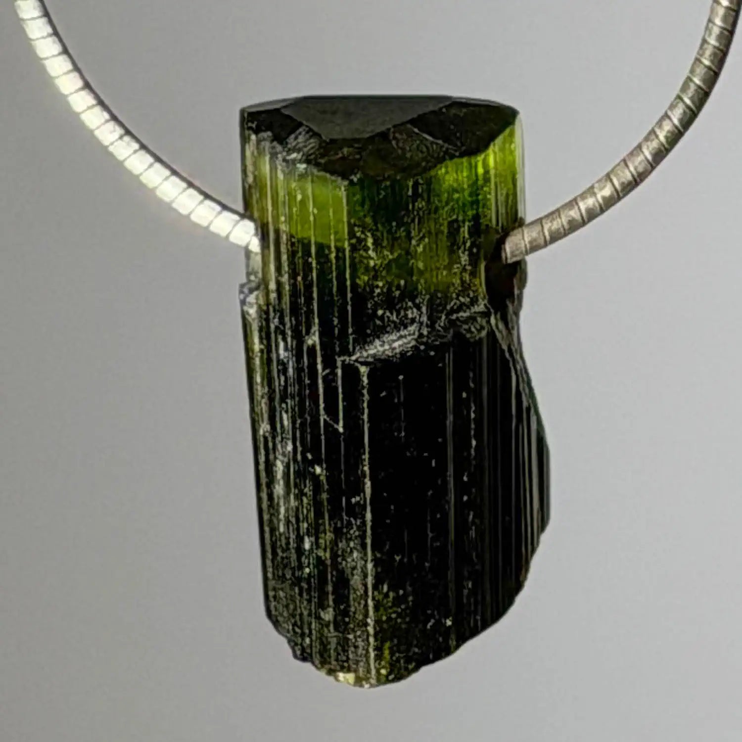gruener-turmalin-verdigolith-edelstein-schmuck-ketten-anhaenger-collier-trommelstein-seelensteinchen-130826