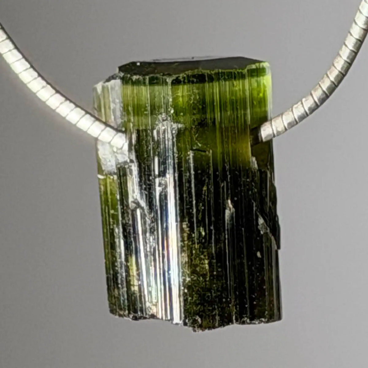 gruener-turmalin-verdigolith-edelstein-schmuck-ketten-anhaenger-trommelstein-heilstein-270926