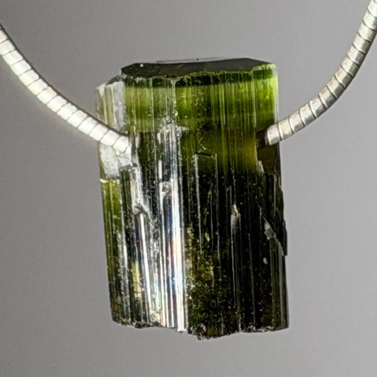 gruener-turmalin-verdigolith-edelstein-schmuck-ketten-anhaenger-trommelstein-heilstein-270926