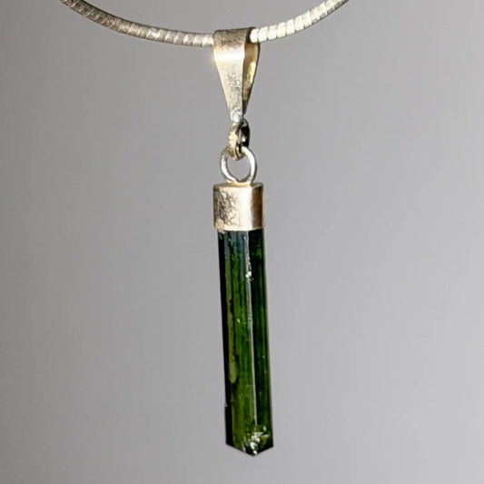 gruener-turmalin-verdigolith-edelstein-schmuck-ketten-anhaenger-trommelstein-heilstein-seelensteinchen-120626-2
