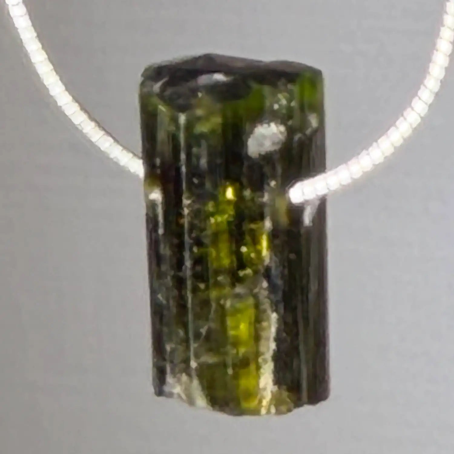 gruener-turmalin-verdigolith-edelstein-schmuck-ketten-anhaenger-trommelstein-heilstein-seelensteinchen-120626-3