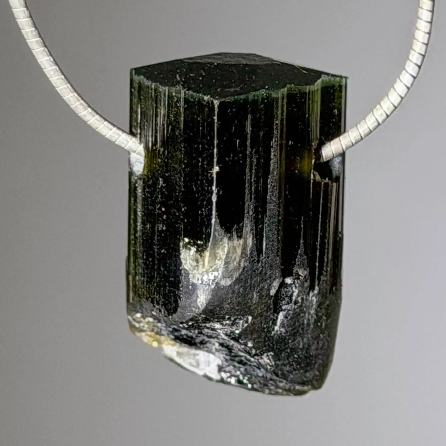 gruener-turmalin-verdigolith-edelstein-schmuck-ketten-anhaenger-trommelstein-heilstein-seelensteinchen-120626-4