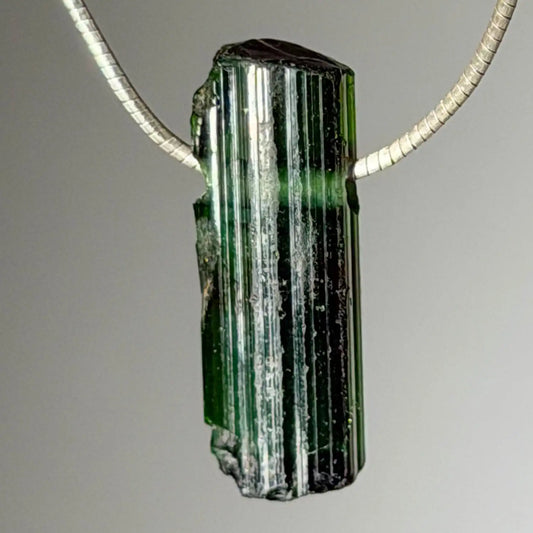 gruener-turmalin-verdigolith-edelstein-schmuck-ketten-anhaenger-trommelstein-heilstein-seelensteinchen-120626-5