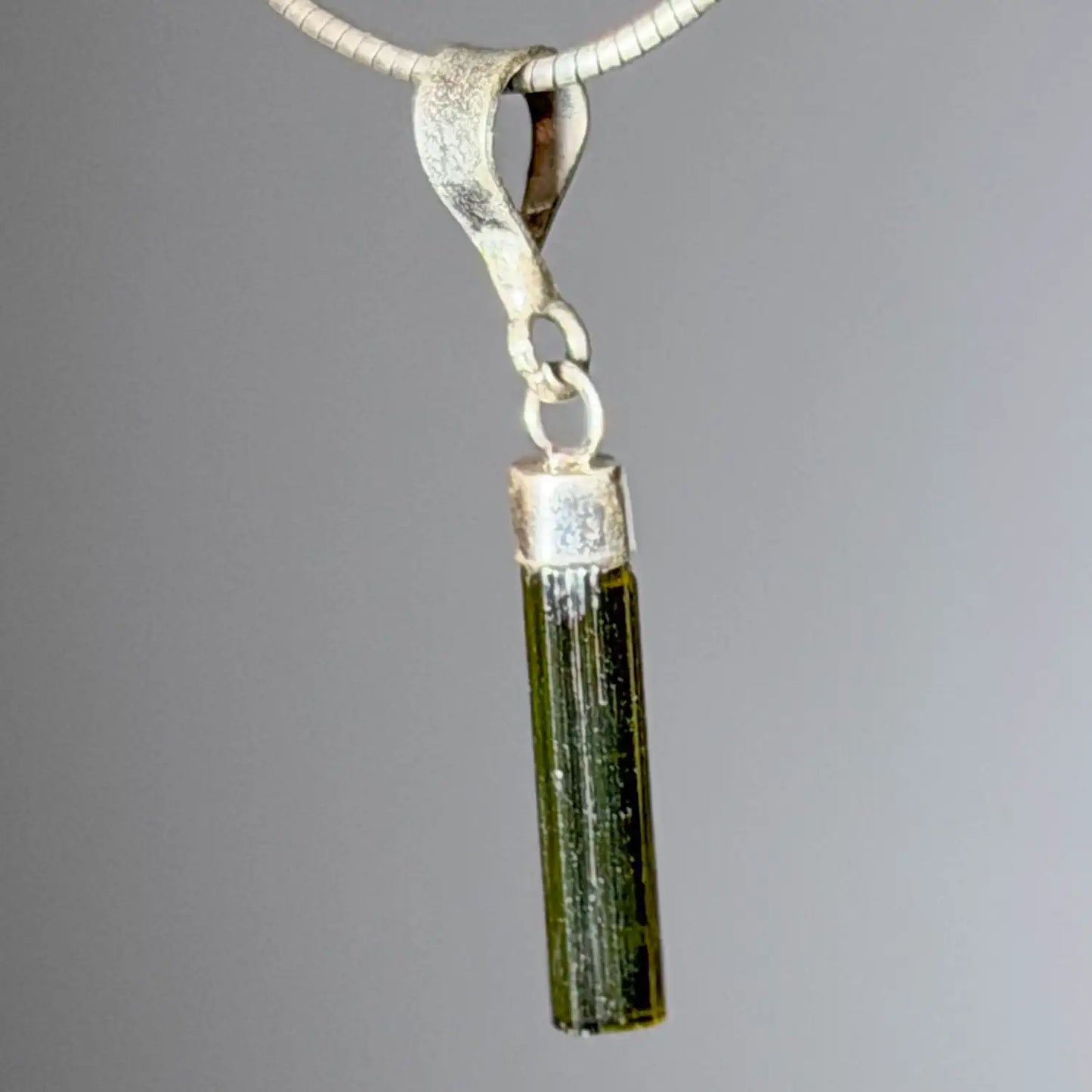 gruener-turmalin-verdigolith-edelstein-schmuck-ketten-anhaenger-trommelstein-heilstein-seelensteinchen-120626