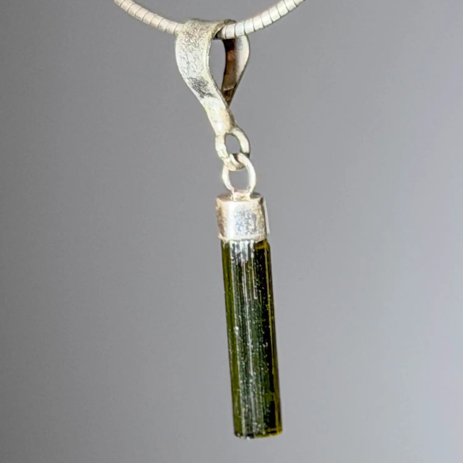 gruener-turmalin-verdigolith-edelstein-schmuck-ketten-anhaenger-trommelstein-heilstein-seelensteinchen-120626